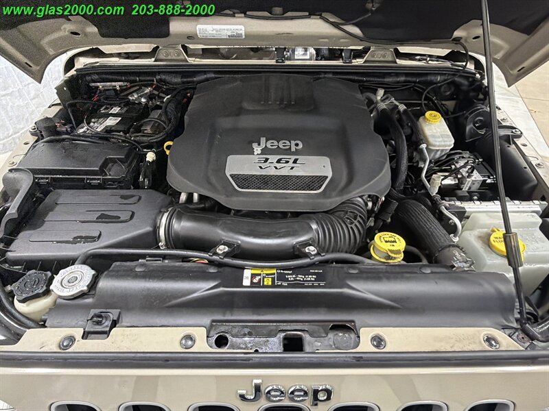 Used 2017 Jeep Wrangler Unlimited Sahara AWD/4WD image 12