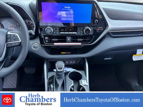 New 2026 Toyota Highlander XLE AWD/4WD image 17