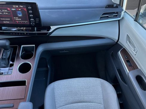 Used 2024 Toyota Sienna LE image 29