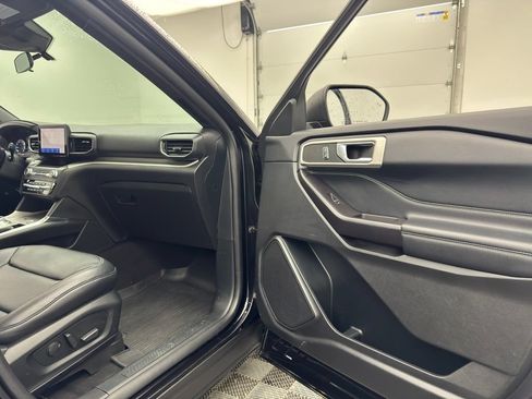 Used 2020 Ford Explorer XLT w/ Equipment Group 202A AWD/4WD image 32