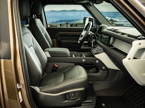 Used 2023 Land Rover Defender 90 SE image 23