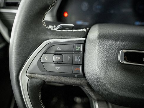 Used 2025 Jeep Grand Cherokee Limited w/ Luxury Tech Group II RWD image 33