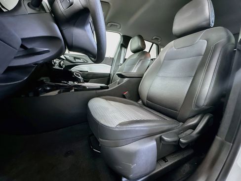 Used 2025 Chevrolet Trax LT FWD image 13