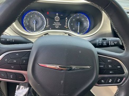 Used 2023 Chrysler Pacifica Touring-L FWD image 9