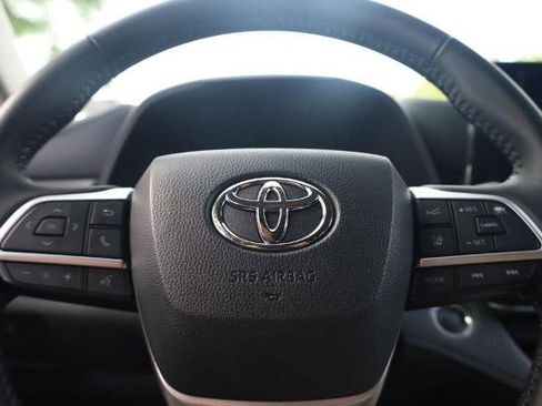 Used 2025 Toyota Highlander LE FWD image 11