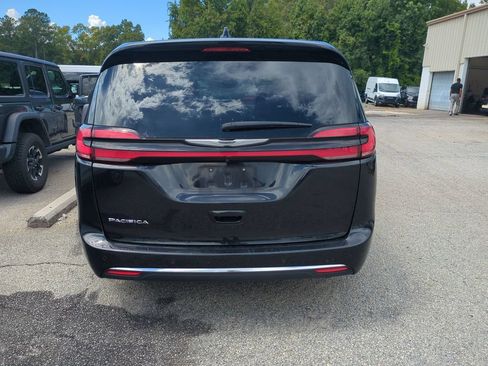 Used 2024 Chrysler Pacifica Touring-L FWD image 3