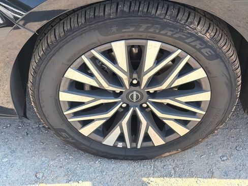 Used 2025 Nissan Altima 2.5 SV FWD image 11