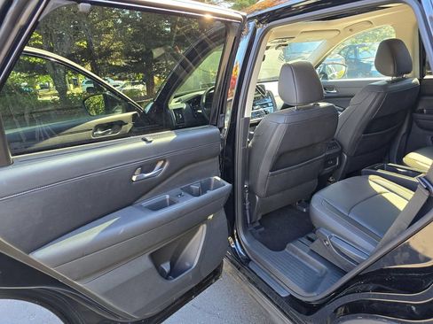 Used 2024 Nissan Pathfinder SL w/ SL Premium Package AWD/4WD image 9