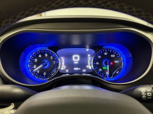 Used 2023 Chrysler Pacifica Touring-L image 13