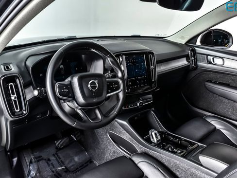 Used 2025 Volvo XC40 B5 Plus image 17