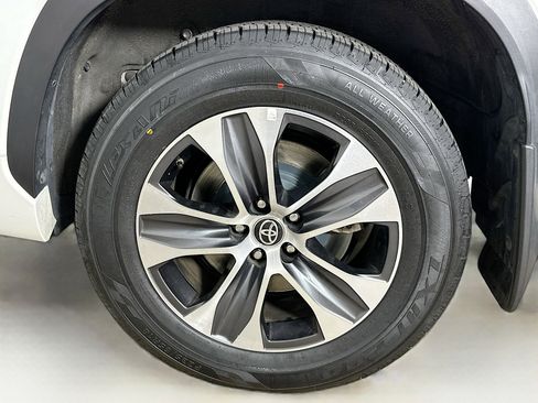 Used 2023 Toyota Highlander XLE image 11