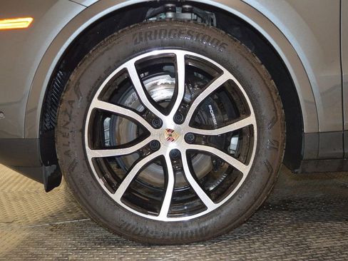 Certified 2025 Porsche Cayenne Coupe image 13