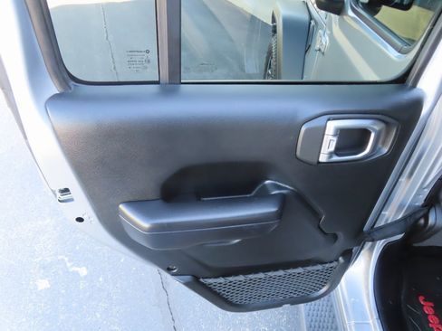 Used 2018 Jeep Wrangler Unlimited Sport S image 29