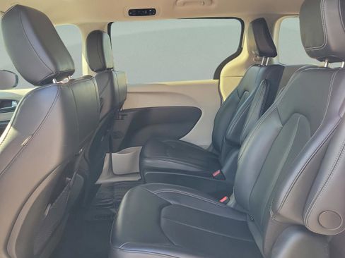 Used 2024 Chrysler Pacifica Select image 9
