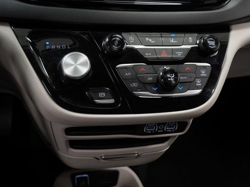 Certified 2024 Chrysler Pacifica Touring-L FWD image 38