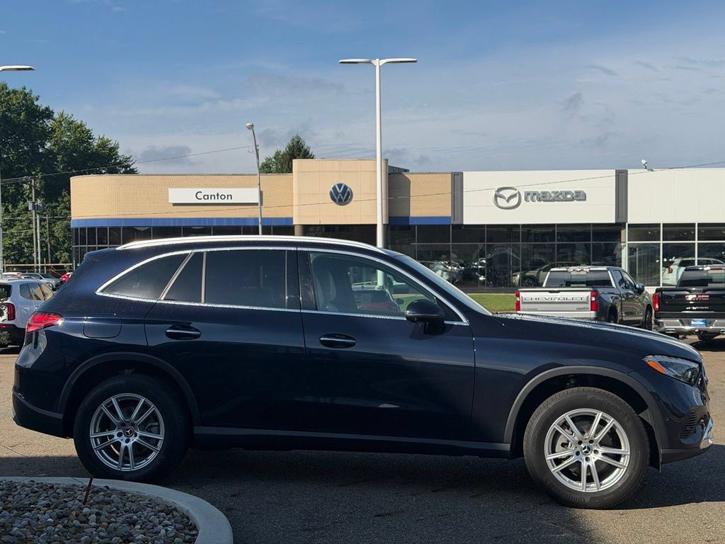 Used 2023 Mercedes-Benz GLC 300 4MATIC image 5