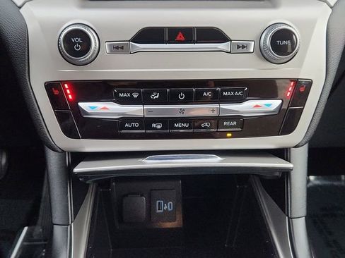 Used 2022 Ford Explorer XLT w/ Class IV Trailer Tow Package AWD/4WD image 44