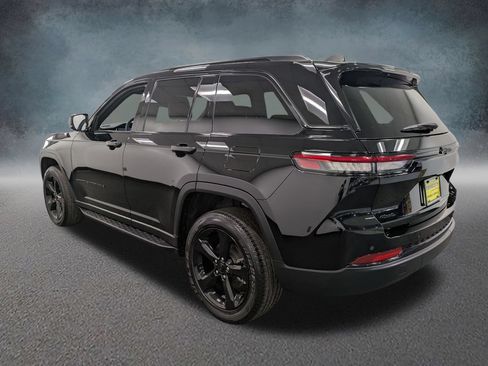 Used 2025 Jeep Grand Cherokee Altitude AWD/4WD image 6