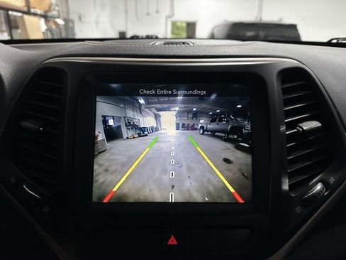 Used 2017 Jeep Cherokee Latitude AWD/4WD image 27