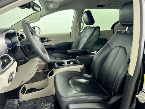 Used 2024 Chrysler Pacifica Touring-L image 12