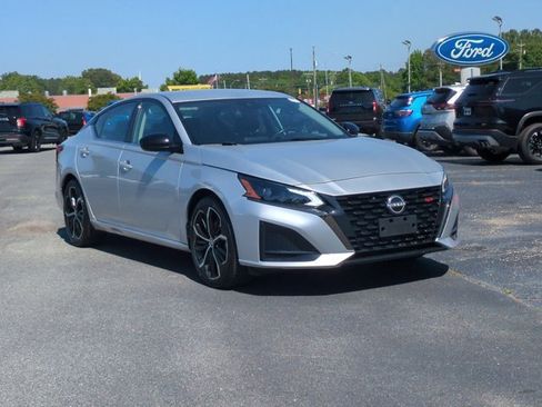 Used 2024 Nissan Altima 2.5 SR FWD image 2