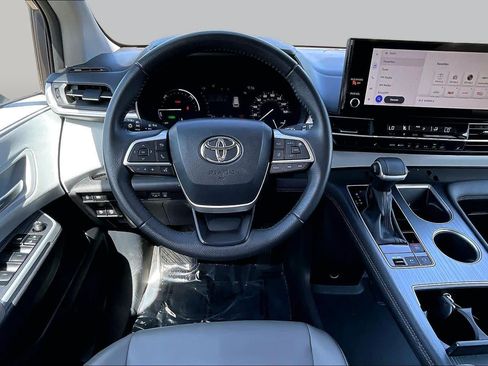Certified 2025 Toyota Sienna XLE FWD image 5