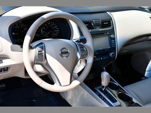 Used 2015 Nissan Altima 2.5 SL w/ Technology Package FWD image 11