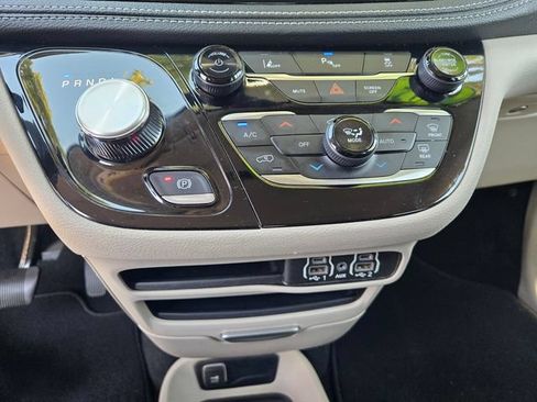 Used 2024 Chrysler Pacifica Limited FWD image 20