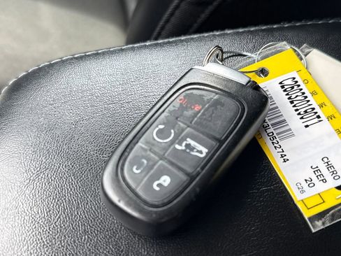 Used 2020 Jeep Cherokee Latitude Plus w/ Cold Weather Group image 29