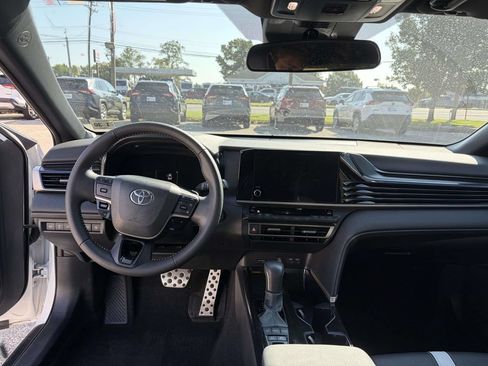 Used 2025 Toyota Camry SE FWD image 13