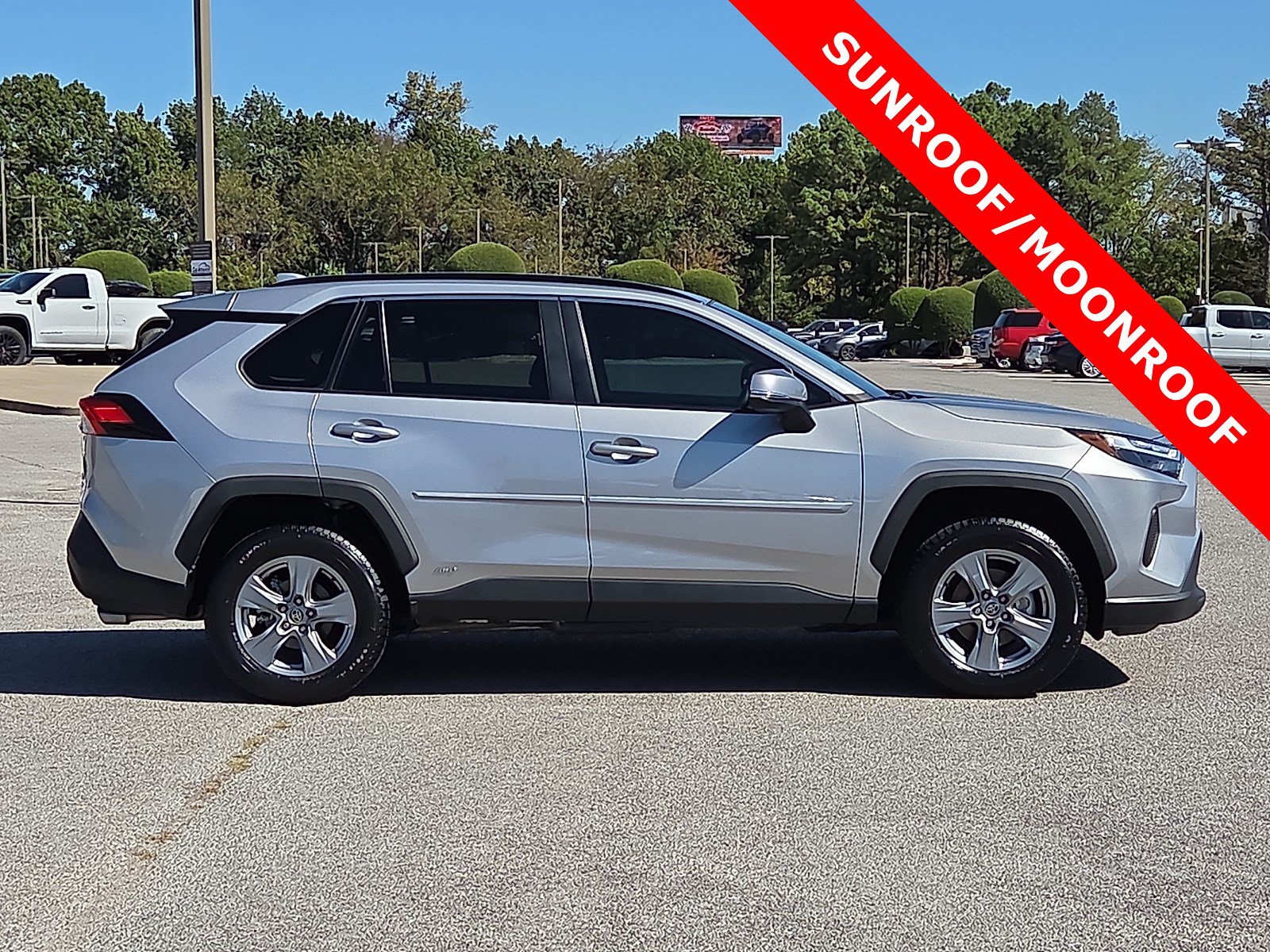 Used 2022 Toyota RAV4 XLE w/ Convenience Package AWD/4WD image 6