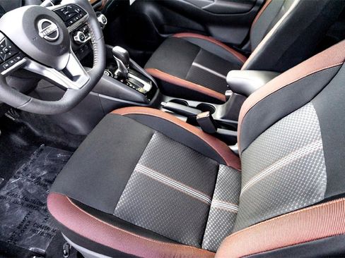 New 2025 Nissan Versa SR w/ Trunk Package image 10