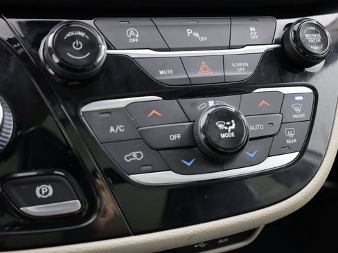 Used 2019 Chrysler Pacifica Limited image 31