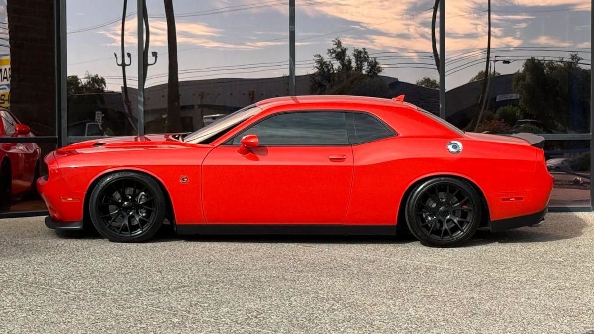 Used 2016 Dodge Challenger R/T Scat Pack w/ Leather Interior Group RWD image 4