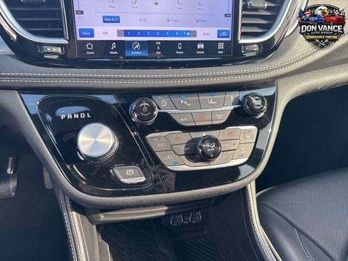 Used 2025 Chrysler Pacifica Limited FWD image 19