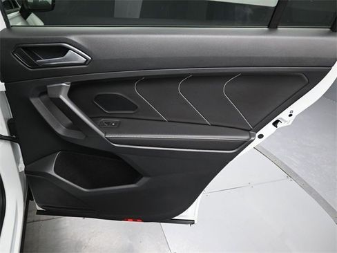 Used 2022 Volkswagen Tiguan SE R-Line image 35