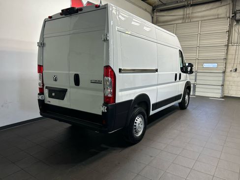 Used 2024 RAM ProMaster 2500 w/ Convenience Group FWD image 3