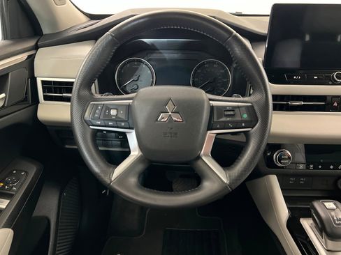 Used 2025 Mitsubishi Outlander SE image 13