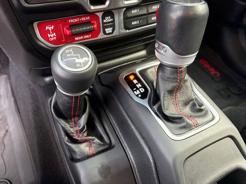 Used 2020 Jeep Gladiator Rubicon w/ Advanced Safety Group image 18