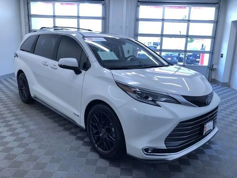 Certified 2021 Toyota Sienna Platinum AWD/4WD image 40