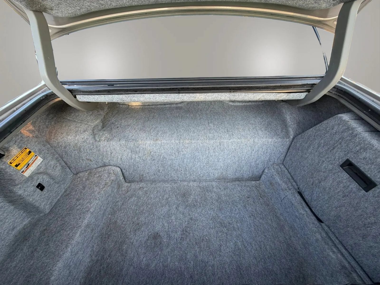 Used 2003 Lincoln Town Car Executive RWD image 30