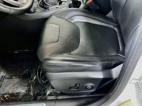 Used 2019 Jeep Cherokee Limited AWD/4WD image 19