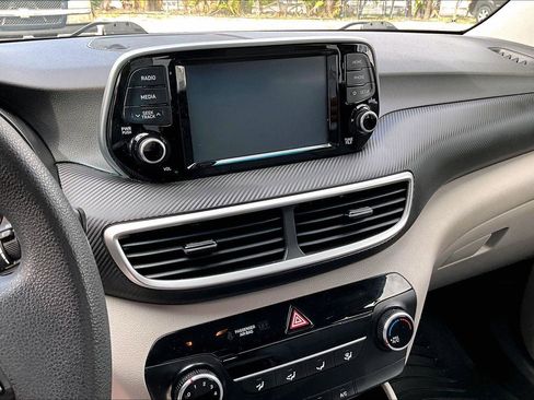 Used 2020 Hyundai Tucson SE w/ Winter Weather Package AWD/4WD image 15