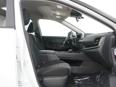 Used 2024 Nissan Rogue SV image 11