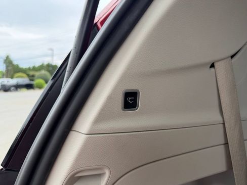 Used 2024 Chrysler Pacifica Touring-L FWD image 6