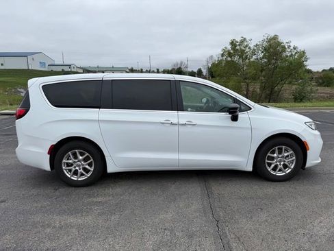 Used 2024 Chrysler Pacifica Touring-L FWD image 5