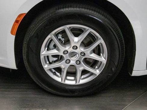 Used 2024 Chrysler Pacifica Touring-L image 8