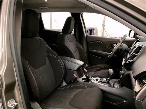 Used 2019 Jeep Cherokee Latitude w/ Cold Weather Group AWD/4WD image 7