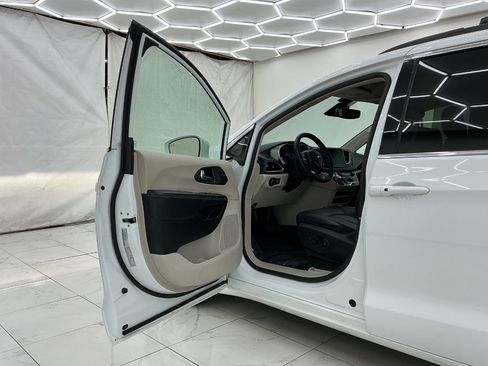 Used 2022 Chrysler Pacifica Touring-L FWD image 16