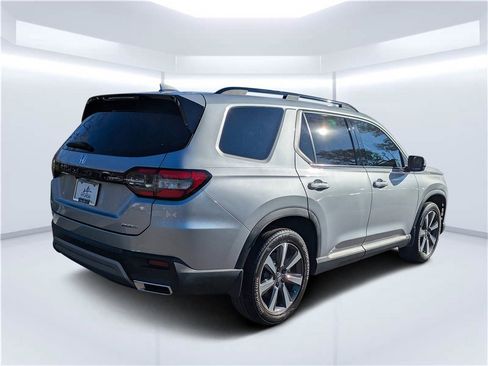 Used 2024 Honda Pilot Touring image 3